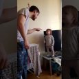 VIDEO KOJI ĆE VAM ULJEPŠATI DAN: Pogledajte kako se beba svađa s tatom jer mora sići sa stola!