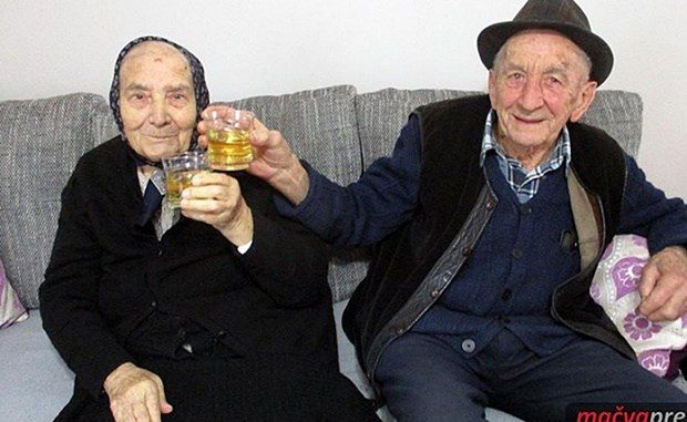 Baka i deda slave 70 godina braka i poslali su vam jaku poruku o ljubavi…