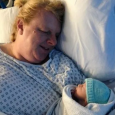 Nakon 18 spontanih pobačaja, ova žena je postala majka u 48. godini (VIDEO)