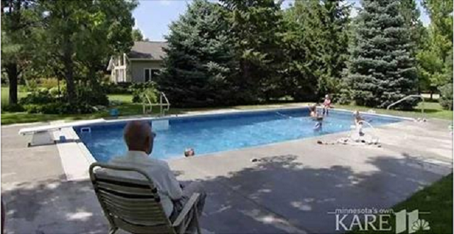 SJAJNO: Deda (94) u dvorištu napravio bazen za djecu iz komšiluka jer je bio usamljen (VIDEO)