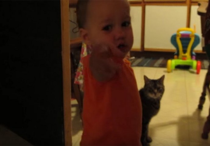 Niko mu nije vjerovao da njegova beba radi ovo svakog jutra, a onda je uzeo kameru i sve snimio (VIDEO)