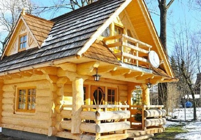 Ova prelijepa drvena kuća ima prizemlje od samo 27m2, ali sasvim dovoljno da bude kao iz BAJKE!