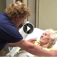 Postavili kameru u bolničkoj sobi i snimili kako bolničar radi nešto neverovatno starijoj pacijentkinji