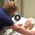 Postavili su kameru u bolničkoj sobi i snimili kako bolničar radi nešto nevjerovatno starijem bolesn...