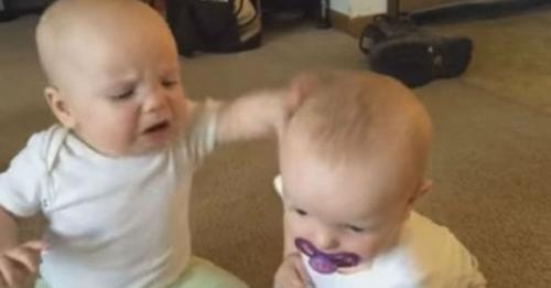 Njene dvije kćerke su se svađale, a kada je shvatila zašto plakala je od smijeha (VIDEO)