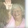 Starica je stalno mahala đacima u prolazu: Nije ni sanjala šta će da joj urade jednog dana! (VIDEO)