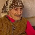 Baka Đurđa ima 11 dece, 100 unuka a UMIRE  SAMA: ONA je najstarija Srpkinja leži u buđi i plače za d...