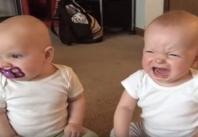 Njene dvije kćerke su se svađale, kada je shvatila zašto plakala je od smijeha (VIDEO)