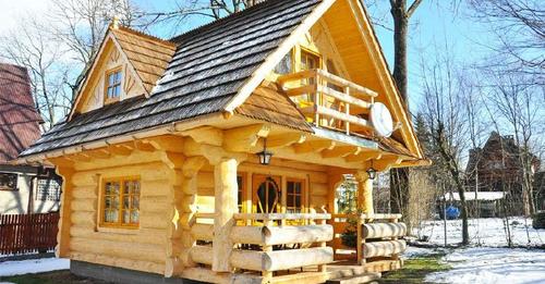 Ova prelijepa drvena kuća ima prizemlje od samo 27m2, ali sasvim dovoljno da bude kao iz BAJKE!
