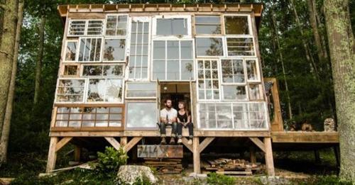 Par je sazidao brvnaru od starih prozora: Izrada ih je koštala samo 500 dolara, a izgleda čudesno! (VIDEO)