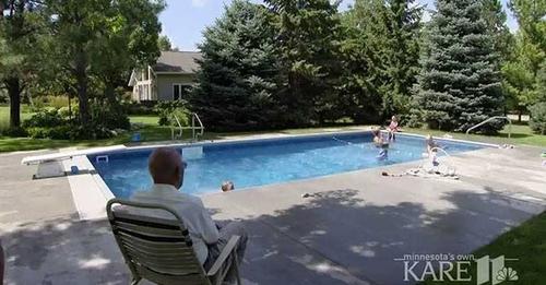 SJAJNO: Deda (94) u dvorištu napravio bazen za djecu iz komšiluka jer je bio usamljen (VIDEO)