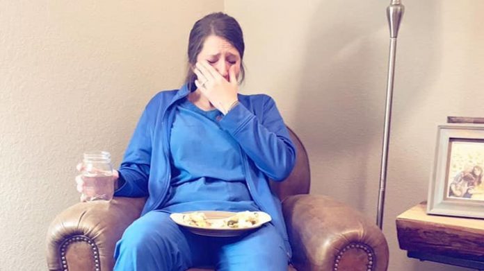 Fotka medicinske sestre nakon četvrte smjene zaredom je rasplakala svijet