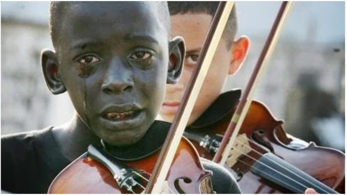 Fotografija dječaka koji sa suzama u očima svira violinu obišla je svijet, a ono što mu se dogodilo slama srce