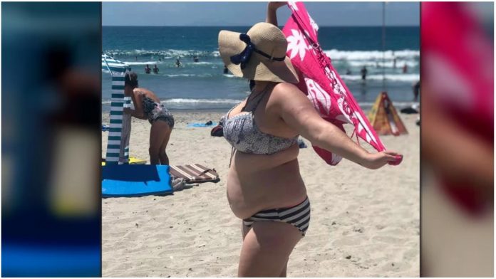 Grupa muškaraca je upirala prstom, smijala se i rugala ženi na plaži u bikiniju, a njezina inspirativna reakcija sada obilazi svijet.