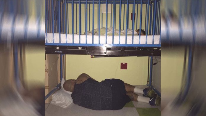 Iscrpljeni otac spava ispod bolničkog kreveta svog sina