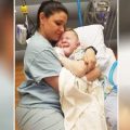 Medicinska sestra je čvrsto zagrlila i tješila preplašenog dječaka (5) nakon operacije