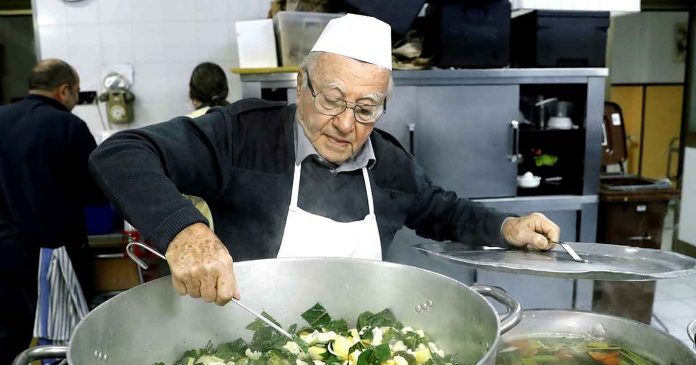 Djed (90) svaki dan kuha obroke za beskućnike