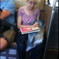 Priča: Starica i djevojka u autobusu