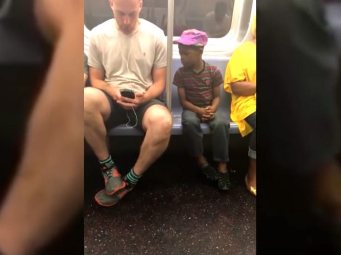 Muškarac je primijetio da mu dječak gleda u mobitel, a njegov potez zabilježila je kamera