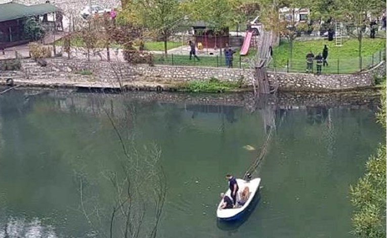 U Srbiji pukao viseći most, 20 ljudi upalo u nabujalu rijeku. Ima mrtvih