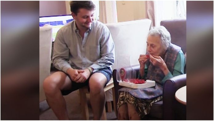 Dementna baka zaboravlja piti vodu, a unukov izum joj može spasiti život