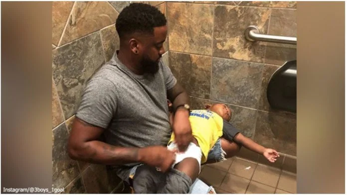 Djevojčica (12) je fotografirala oca i bebu na toaletu, a onda je majka primijetila nešto neobično