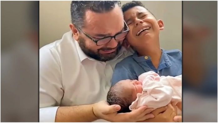 Otac i sin plaču dok drže bebu, Bog je odgovorio na njihove molitve