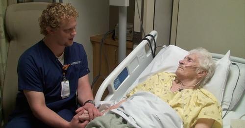 Postavili su kameru u bolničkoj sobi i snimili kako bolničar radi nešto nevjerojatno starijoj pacijentici