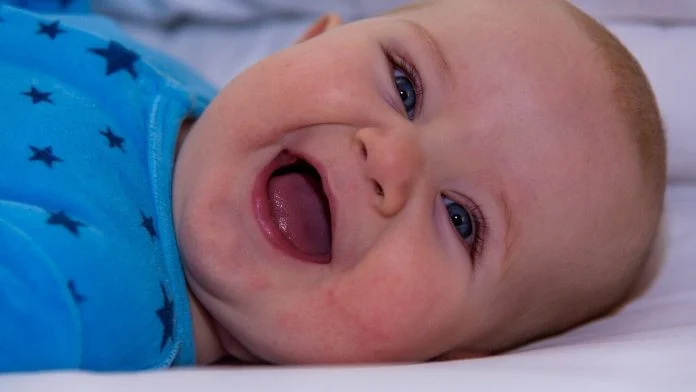 Roditelji su primijetili da se njihova beba stalno smije, ubrzo su saznali bolnu istinu