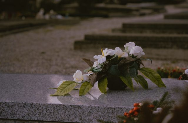 43 godine je posjećivala grob svog pokojnog oca, a zatim doznala što se krije u njemu