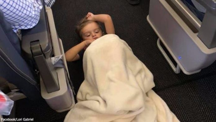 Autistični dječak udario je stjuardesu, a njezina reakcija je rasplakala majku