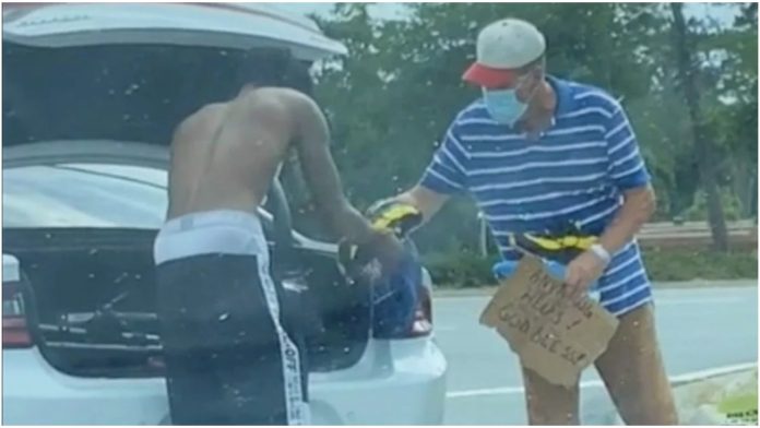 Beskućnik je stajao blizu ceste moleći za pomoć, a tada se zaustavio jedan student