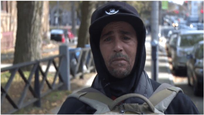 Beskućnik pronašao novac na ulici i vratio ga vlasnici – nije ni slutio čime će ga nagraditi