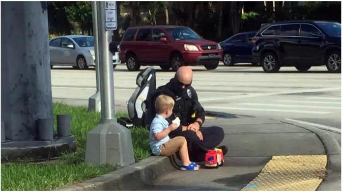 Mama je u prolazu uslikala kako se policajac ponašao prema dječaku te je to svima pokazala