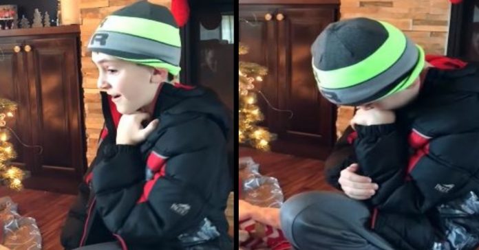 Dječaka koji je molio za brata i sestru dočekalo novorođenče ispod božićnog drvca