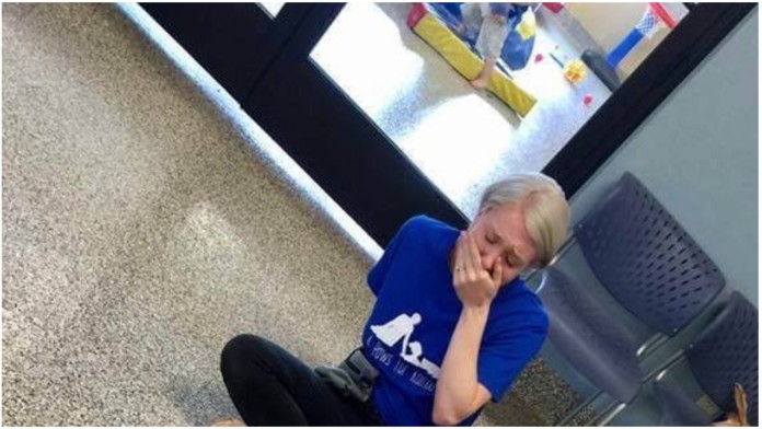 Majka počela plakati kada je vidjela s kime njezin autistični sin leži na podu