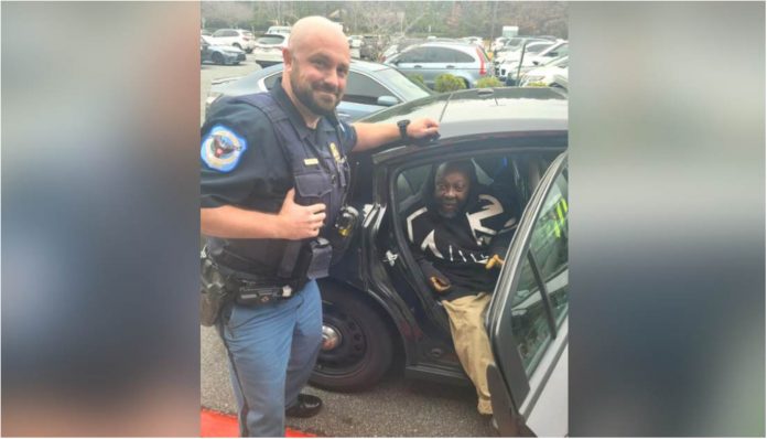 Policajac je sreo beskućnika koji je trebao pomoć, a zatim “zagrijao srca svih nas”