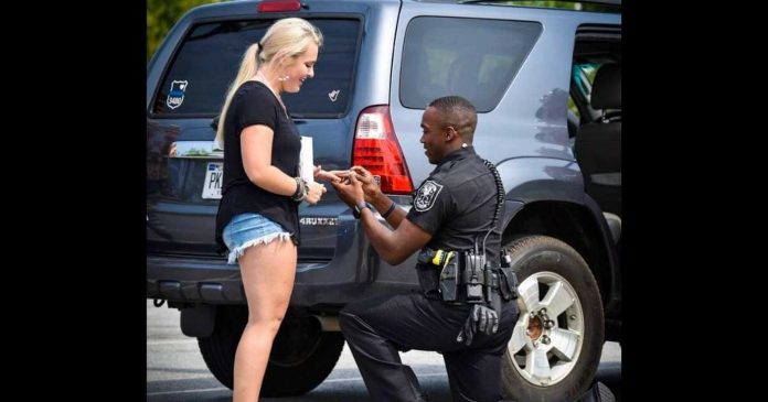 Policajac je zaustavio djevojku pored ceste, a onda posegnuo u džep