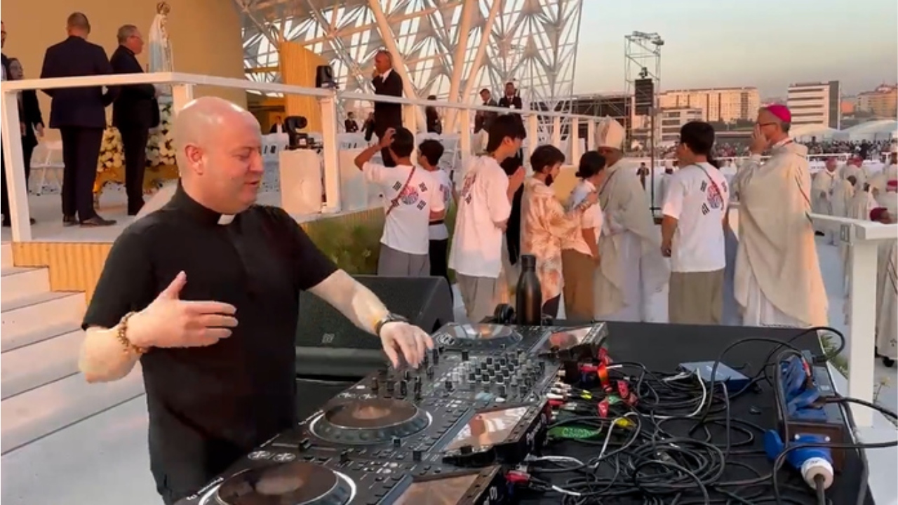 Svećenik DJ se popeo na glavnu pozornicu Svjetskog dana mladih i puštao elektronsku glazbu